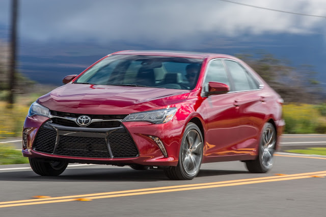 Front 3/4 view of 2017 Toyota Camry XSE