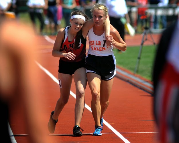 25 Photos Of People Who Will Inspire You - After Arden McMath collapsed during a 3,200-meter race, Meghan Vogel helped McMath cross the finish line.