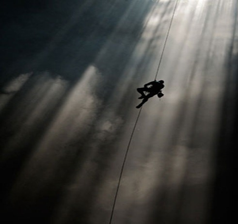 2011-01-05-15-55-43-1-a-climber-is-ascending-out-of-the-son-doong-cave-b