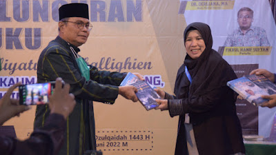 Buku Sejarah Kulliyatul Muballighien Padang Panjang Diluncurkan