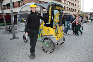 El bicitaxi que promociona el comercio urbano provoca la curiosidad de los barakaldeses