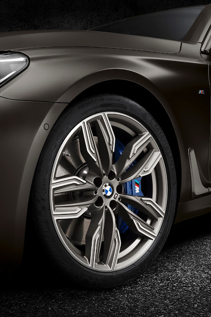 The BMW M760Li xDrive M 20-inch light-allow wheels
