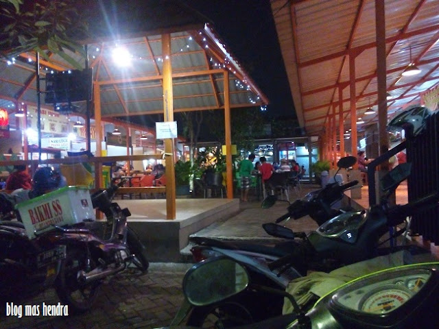 Suasana Malam Hari di Taman Kuliner Cirendeu