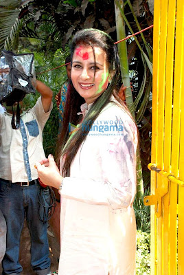 Riya and Raima Sen play Holi at 'Azmi House' photo