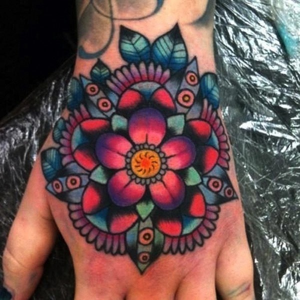 colorido_da_flor_de_ltus_da_mo_de_tatuagem