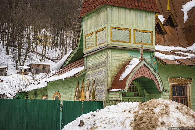 Деревянное зеленое здание с башенкой
