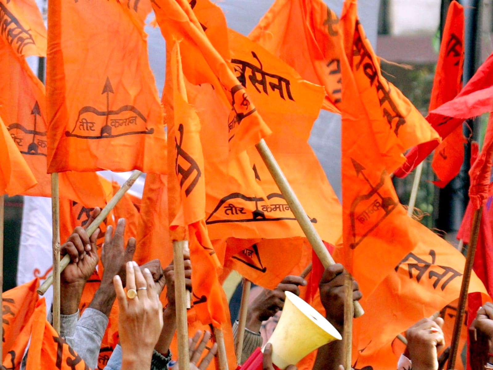 महाराष्ट्र के नासिक शहर के देओलालीगांव में गुरुवार को शिवसेना के प्रतिद्वंद्वी गुटों के सदस्य आपस में भिड़े,Politics,HINDI News,फास्ट न्यूज,Fast News