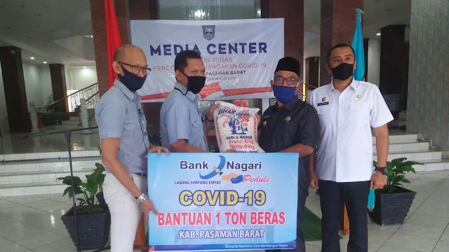 Bank Nagari Cabang Simpang Empat Salurkan Bantuan Beras ke Pemkab Pasbar.