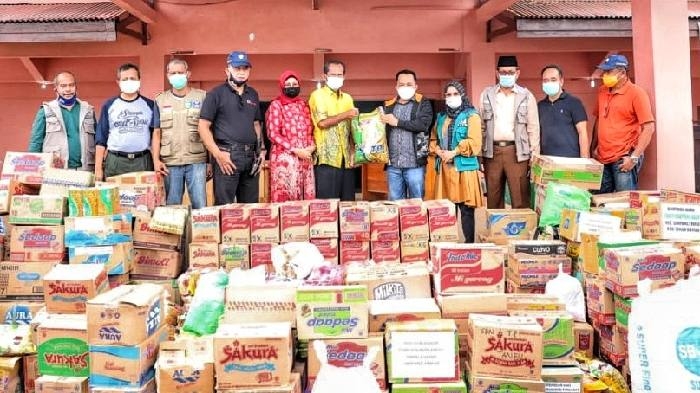 Sikap gotong-royong ditunjukkan pemerintah dan warga Tanah Bumbu, terkait musibah banjir yang melanda beberapa kabupaten di Banua.