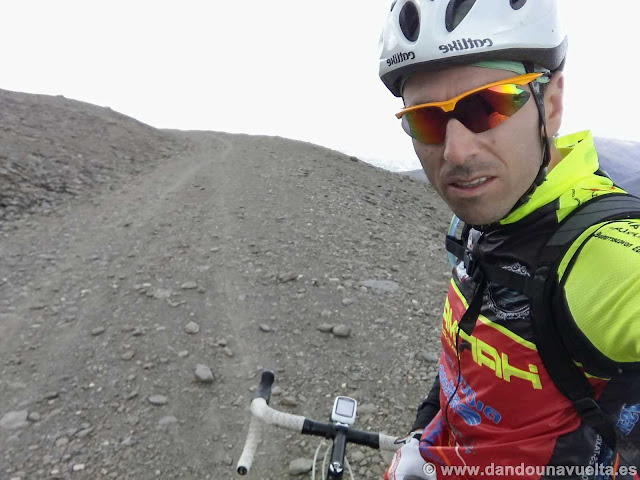 Camino de tierra pedregoso en los últimos dos kilómetros