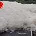 Carretera bloqueada en Hidalgo por extraña espuma en zona de canal.