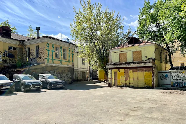 Сыромятнический проезд, дворы