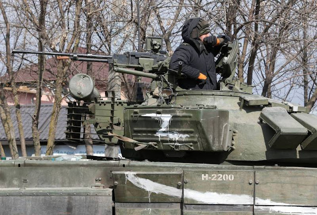 The Russian army has invaded Ukraine for a long time, with heavy losses and low morale. A video circulated on the Internet a few days ago. It is suspected that a Russian soldier drove a tank over his own commander to vent his anger. Now this news has been endorsed by Western officials and pointed out that the commander has died. The picture shows pro-Russian soldiers. (Reuters)