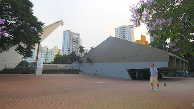 O Centro de Convivência Cultural de Campinas não deixa de ser uma metáfora da própria cidade: se há convivência, ela se dá no entorno da localidade, pois o centro propriamente dito está interditado, necessitando de revitalização urgente