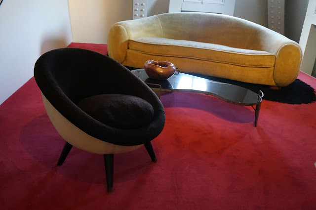 Jean Royere : fauteuil oeuf 1951 , canape boule banane 1947 , table basse flaque semelle 1948