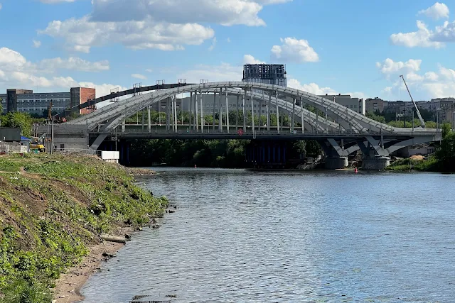 Шелепихинская набережная, Москва-река, строящийся мост Северного дублёра Кутузовского проспекта через Москва-реку, Новый Белорусский (Филёвский) мост