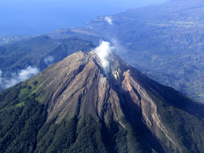  Sejarah Gunung Raung     Gunung Raung adalah sebuah gunung yang besar dan unik,dan Gn. Raung merupakan bagian dari kelompok pegunungan Ijen yang terdiri dari beberapa gunung, diantaranya Gn.Suket (2.950mdpl), Gn.Raung (3.332mdpl), Gn.Pendil (2.338), Gn.Rante (2.664), Gn.Merapi (2.800), Gn.Remuk (2.092), dan Kawah Ijen. yang berbeda dari ciri gunung pada umumnva di pulau Jawa ini. Keunikan dari Puncak Gunung Raung adalah kalderanya yang sekitar 500 meter dalamnya, selalu berasap dan sering menyemburkan api. G. Raung termasuk gunung tua dengan kaldera di puncaknya dan dikitari oleh banyak puncak kecil, menjadikan pemandangannya benar-benar menakjubkan. Selain itu gunung ini juga terletak di paling ujung pulau jawa bahkan keindahan gunung ini dapat kita lihat dari pulau dewata bali, tepatnya ketika kita berada di pantai Lovina Singaraja Bali Utara pada akhir siang atau ketika sunset di Lovina Beach. Keindahan gunung raung ini akan terlihat indah. Jajaran pegunungan di timur pulau jawa ini memiliki keindahan yang sangat unik. Gunung ini terletak di Kab. Banyuwangi Jawa Timur.   Gunungapi raksasa ini muncul di sebelah timur dari suatu deretan puing gunungapi yang berarah baratlaut – tenggara. Di Puncaknya terdapat sebuah kaldera yang berbentuk elips dan terdapat kerucut setinggi kurang lebih 100 m