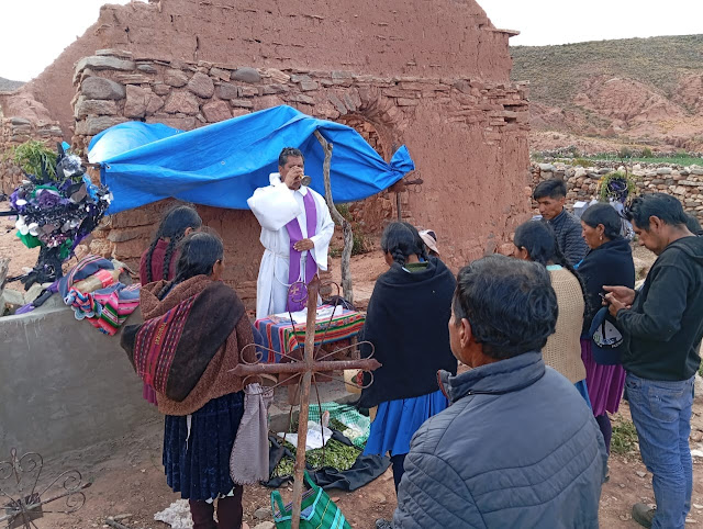 In einigen Gemeinden wird am 30. November die Eucharistie auf Friedhöfen gefeiert. Potosi – Bolivien