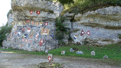 Felsen mit Wappen beim Chessiloch