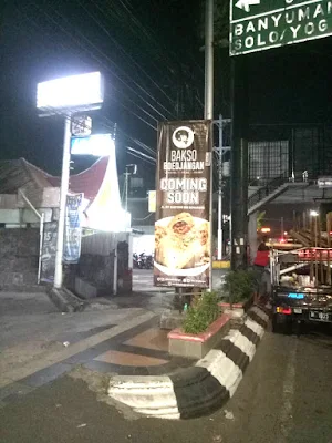 Pasang Umbul Umbul Bakso Boedjangan Jl Ahmad Yani (1)