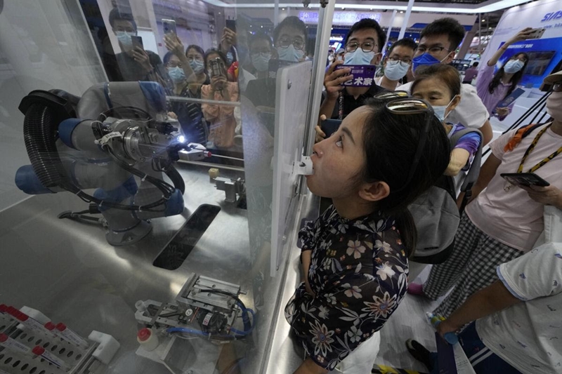 Çin’de KOVİD-19 testi yapan robot geliştirildi