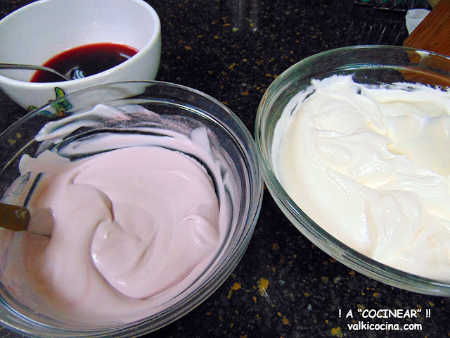 Vasitos de yogur y queso con frutos rojos