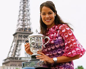 Ana Ivanovic con la copa en la mano