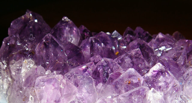 Фиолетовые кристаллы аметиста имеют лечебные свойства.