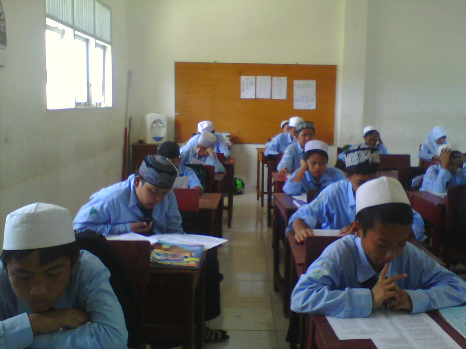 Foto Kelas 7b Waktu Ulangan (Angk.2010)  PELAJARAN BAHASA 