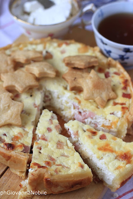 Torta salata di pasta brisé farcita con ricotta, provola e prosciutto cotto