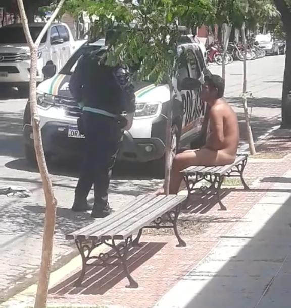 Homem é flagrado andando nu em Avenida do Centro de Sobral; vídeo