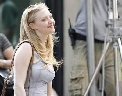 Amanda Seyfried looks her usual pretty on the set of Letters to Juliet on 