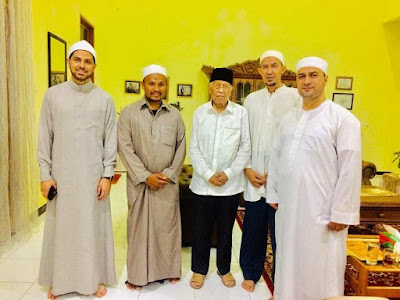 Pembina Yayasan RIAB Shalat Taraweh Bersama Syekh Mesir