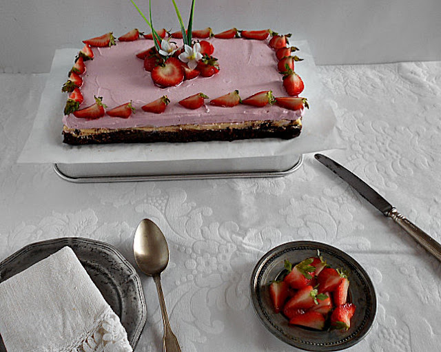 brownie com cheesecake de baunilha e frutos vermelhos