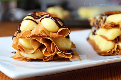 Pasticceria fatta in casa. Millefoglie di pasta fillo Stuffer alla cannella, con crema pasticcera all'arancia e salsa di cioccolato fondente.