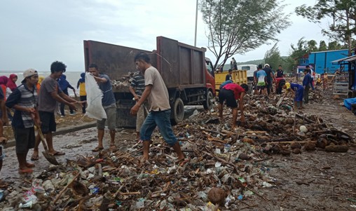 Bupati Kep. Selayar, Turun Bersihkan Ratusan Ton Sampah Di Pantai Barat Benteng