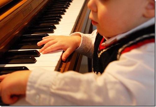 T hands on piano