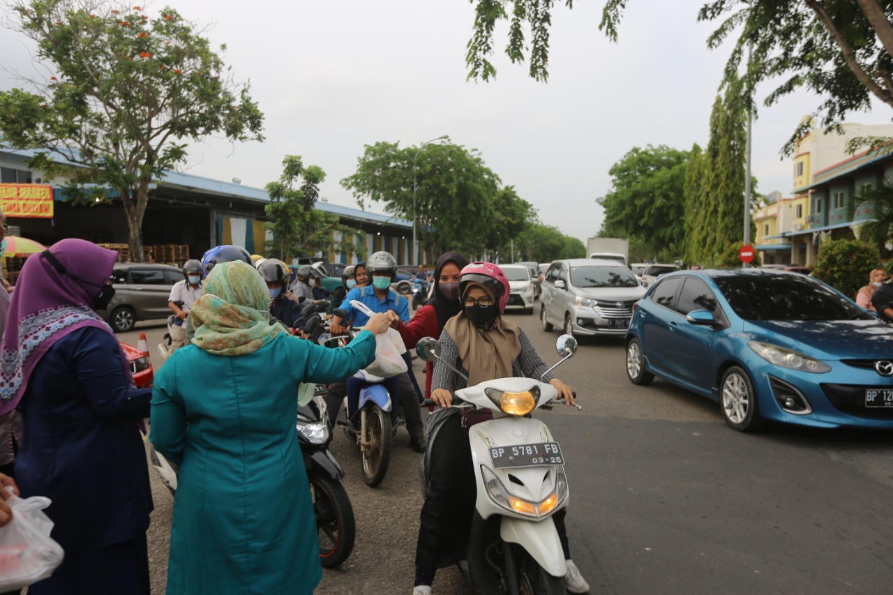 Ramadhan, BP Batam Ikut Berbagi Kepada Masyarakat Dengan Berbagi Takjil Untuk Berbuka Puasa