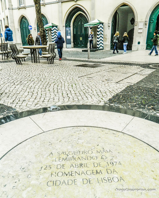 placa alusiva à Revolução dos Cravos no Largo do Carmo em Lisboa,