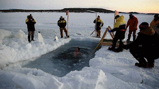 des scientifiques qui prennent un bain dans la glace