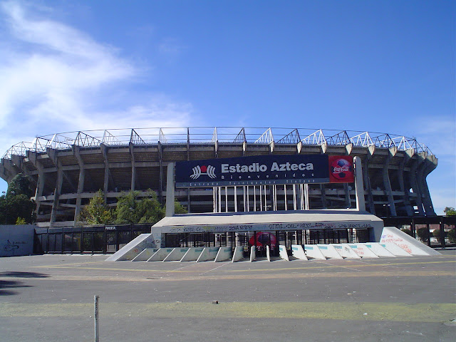 Entrada del Estadio Azteca en foto de Wikimedia Commons