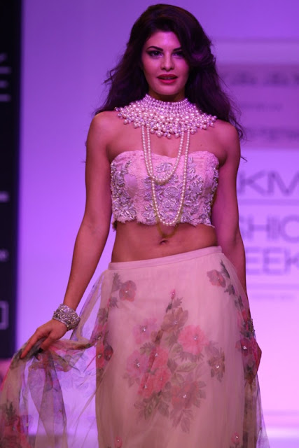 Jacqueline Fernandez Hot Navel Show Pictures