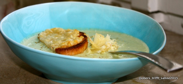 Zucchinicremsuppe mit Käse