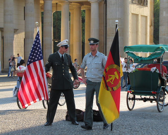 German and US flags, Brandenburg Gate, Pariser Platz, Berlin