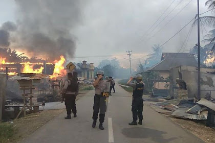 PULUHAN RUMAH DIBAKAR DAN SATU ORANG MENINGGAL AKIBAT WARGA BUTON BENTROK