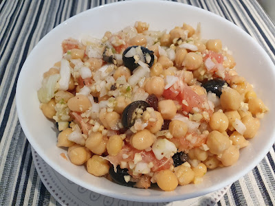 Ensalada de garbanzos, pomelo, almendras y pasas