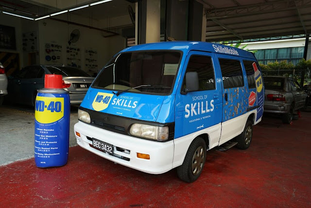 Pelajar Automotif belajar bagaimana memilih produk dengan betul melalui WD-40®