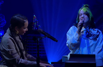 Billie Eilish e Alicia Keys cantando no Late Late Show