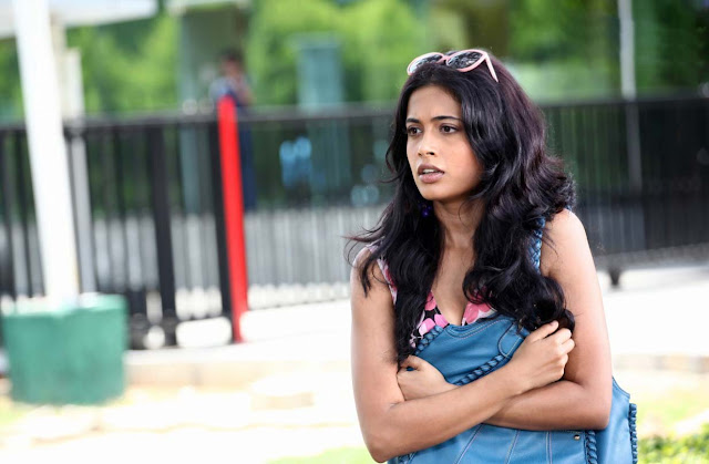 sarah jane dias from khiladi movie