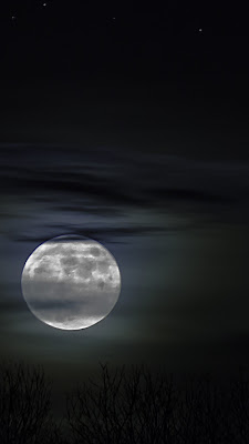 Bulan purnama malam hari yang estetik di balik awan.